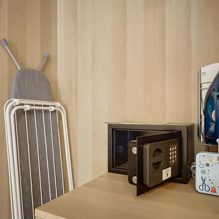 Zene Vinyl Records & Projector 아파트 부다페스트