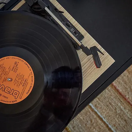 Daire Zene Vinyl Records & Projector