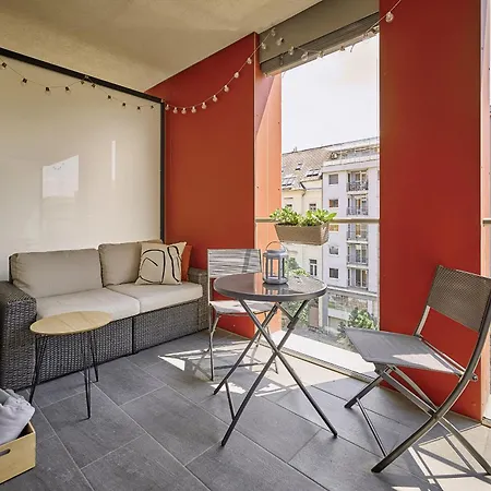 Zene Vinyl Records & Projector Appartement