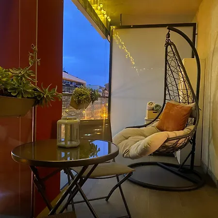 Zene Vinyl Records & Projector Appartement